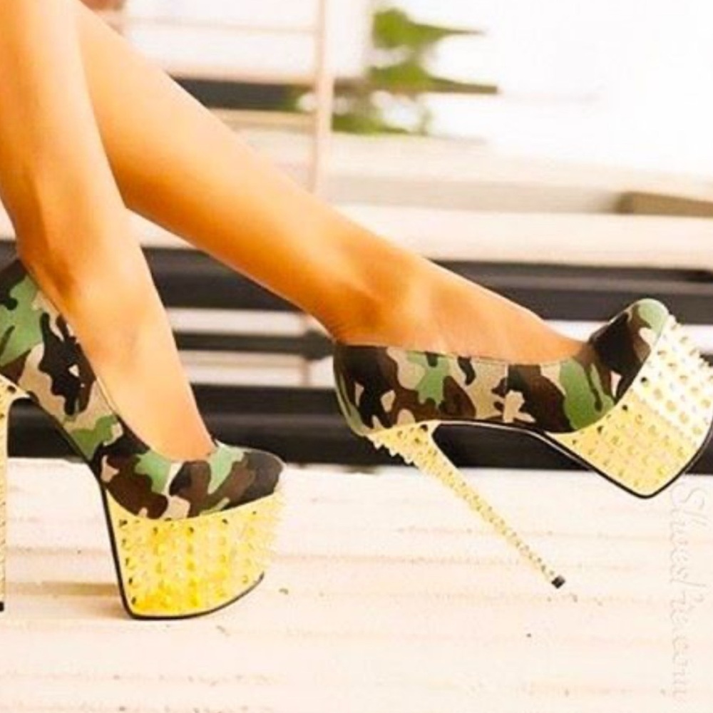 New with tags Redkiss studded heels